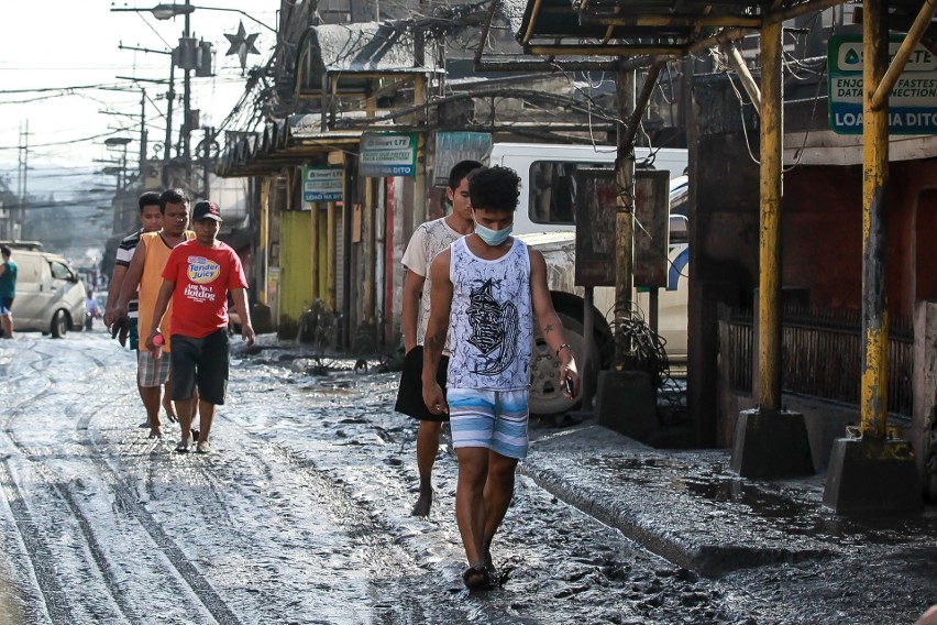 Filipiny: Wybuch wulkanu [ZDJĘCIA] Erupcja Taal: Strach, zawieszenie lotów i nakazy ewakuacji [MAPA] [WIDEO]