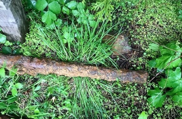 Głowica bojowa leżąca na trawie, znaleziona w gminie Zielonki