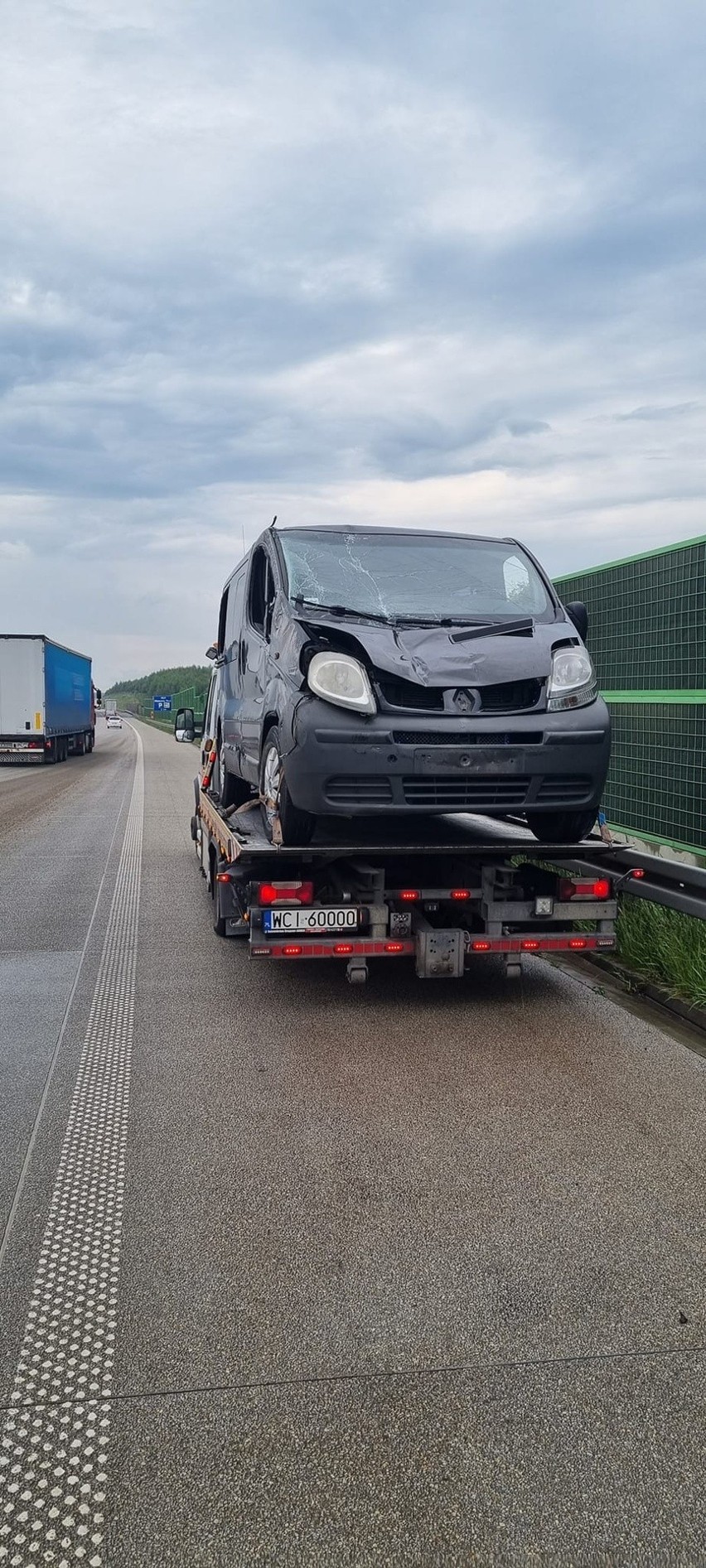 Wypadek BMW na A1. Autostrada zablokowana po wypadku BMW z lawetą