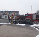 Pożar samochodu przy M1 w Radomiu. Auto całkowicie stanęło w płomieniach. W akcji straż pożarna