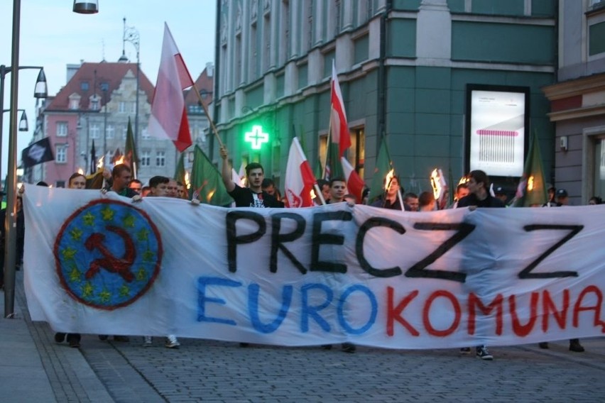 "Precz z eurokomuną" - 200 osób przeszło ulicami Wrocławia (ZDJĘCIA)