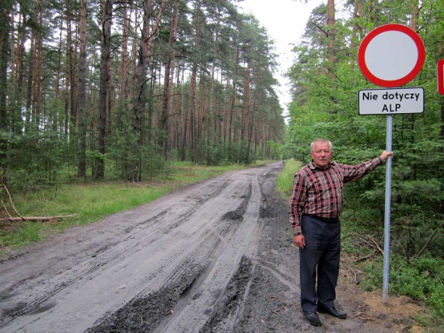 Władysław Skrzypacz przy świeżo postawionym znaku zakazu ruchu na drodze do jego domu.