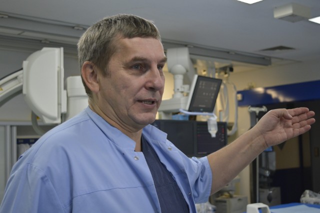 - Ta metoda jest wciąż najbardziej zaawansowaną techniką angioplastyki tętnic wieńcowych użyteczną w przypadkach bardzo trudnych - mówi kardiolog Adam Młodziankowski.