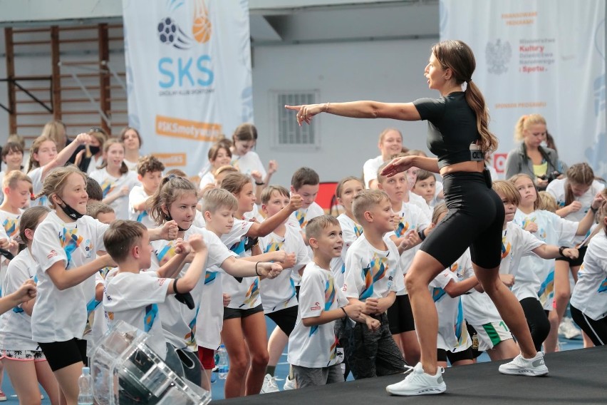 Anna Lewandowska prowadzi trening z dziećmi