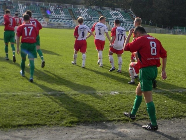 Piłkarze Rzemieślnika (biało-czerwone stroje) w odróżnieniu od graczy Wisłoki w środę nie grali żadnego meczu kontrolnego.