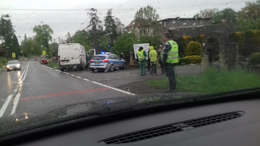 Dulowa. Zderzenie samochodu osobowego z dostawczym na drodze krajowej 79