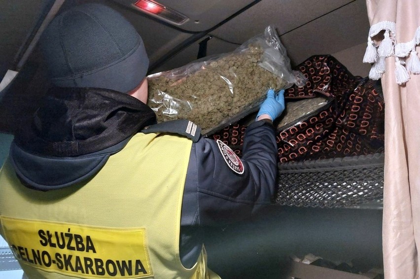 Narkotyki były ukryte w kabinie ciężarówki