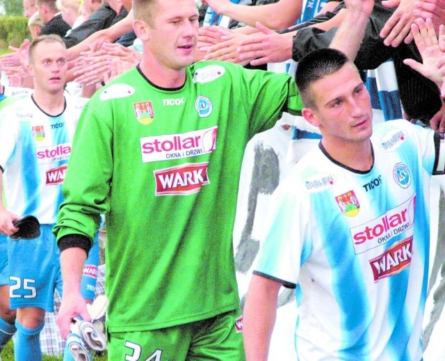 Marcin Rogoziński (z lewej) chciałby grać w pierwszej lidze. Wszystko jednak wskazuje na to, że raczej nie pożegna się jeszcze z suwalskimi kibicami.