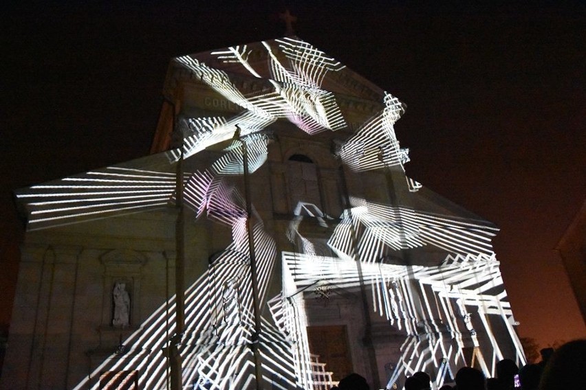 Gorlice. Animowana opowieść w 3D o dziejach miasta. Bazylika zmieniała się na oczach setek widzów. Było też wspólne patriotyczne śpiewanie