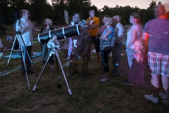 Pracownicy Planetarium w EC1 ustawią teleskop do obserwacji...
