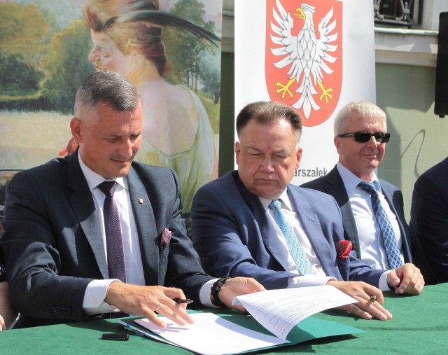Podpisanie umowy w sprawie finansowania remontu kamienic; od lewej: Rafał Rajkowski, Adam Struzik i Adam Zieleziński.