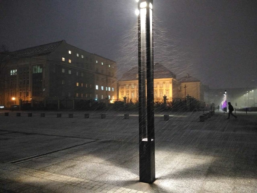 Sypnęło śniegiem we Wrocławiu. Momentalnie zrobiło się biało (ZDJĘCIA)