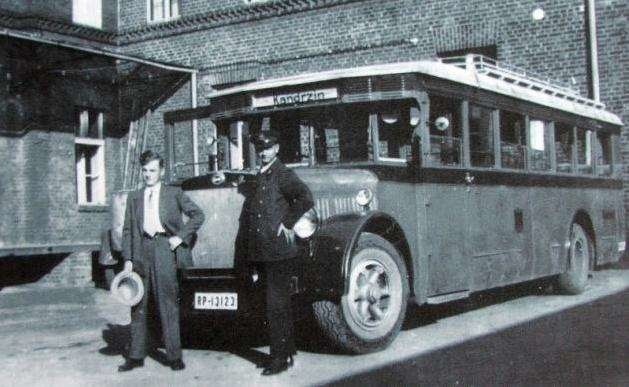 Pierwsze autobusy pomiędzy Koźlem a Kędzierzynem zaczęły jeździć w 1908 roku, bilet kosztował wtedy 30 fenigów.