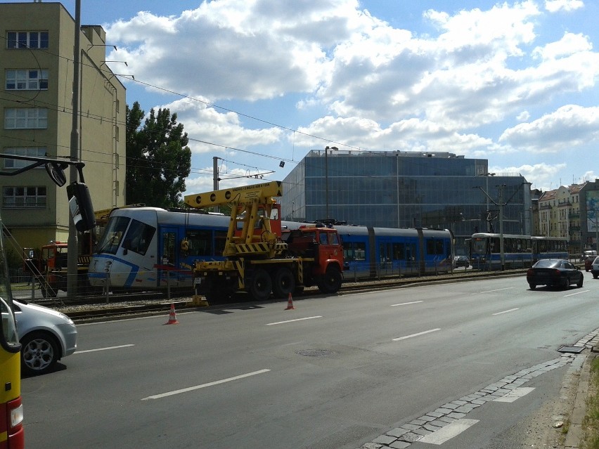 Wrocław: Wykolejenie tramwaju 33 Plus. Pojazd wypadł z szyn na placu Społecznym (ZDJĘCIA)