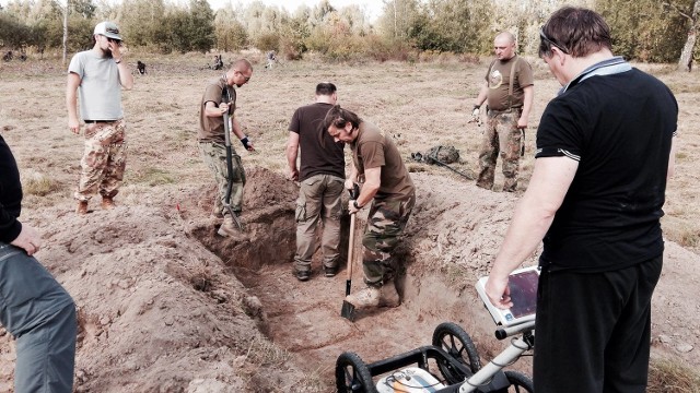 Zanim poszukiwacze chwycili za łopaty skompletowali dokumentację i przebadali teren przy pomocy georadaru i detektorów metalu...