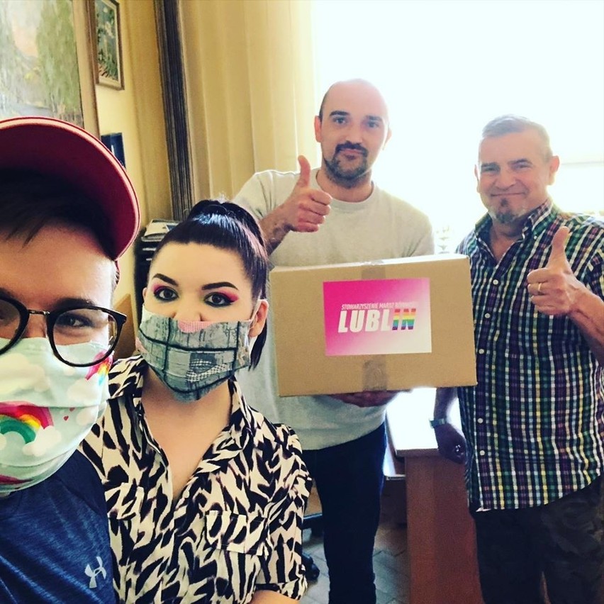 Aktywiści z LGBTQ rozdali w województwie lubelskim tęczowe maseczki. Tak chcą walczyć z epidemią koronawirusa