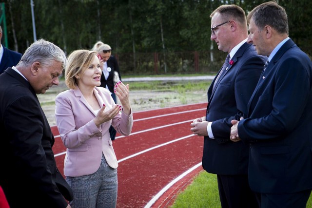 Anna Krupka, wiceminister sportu wizytowała nowo powstające obiekty sportowe na terenie gminy Jedlińsk.