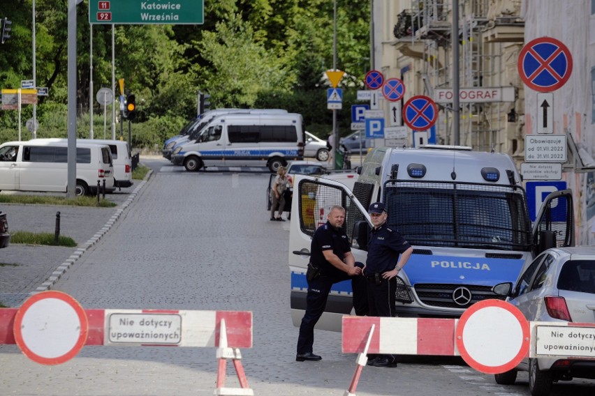 Aleje Marcinkowskiego w Poznaniu zablokowane. Rusza proces 37 osób, w tym pseudokibiców. Mieli produkować, przewozić i sprzedawać narkotyki