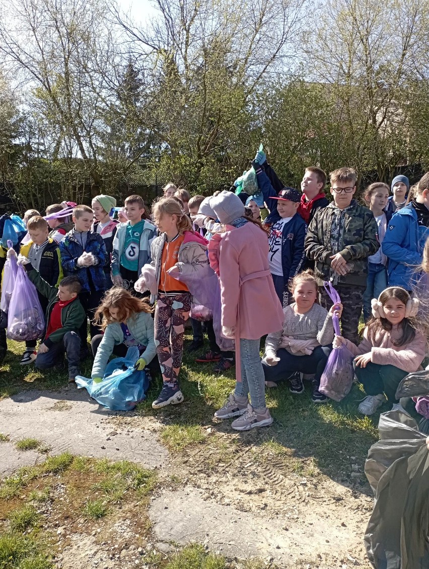 Uczniowie i nauczyciele z Iwanisk wzięli udział w akcji „Sprzątamy dla Polski” z okazji Dnia Ziemi