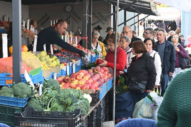Szczególnym zainteresowaniem w piątek, 13 października na kieleckich bazarach cieszyły się stragany oferujące świeże warzywa i owoce. Ustawiały się do nich spore kolejki. Na kolejnych slajdach prezentujemy ceny warzyw i owoców >>>