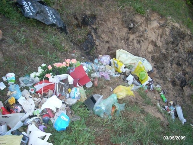 To zdjęcie działki Wiesława Witkowskiego w Napękowie w gminie Bieliny, zrobione po tym, jak ktoś podrzucił na nią swoje śmieci.