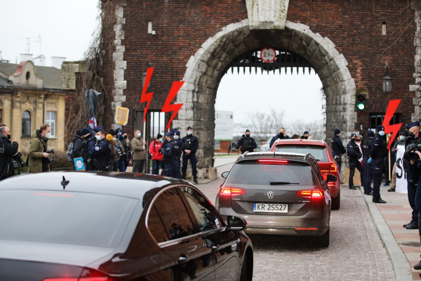 Kraków. Jarosław Kaczyński uczestniczył w mszy św. na Wawelu w rocznicę pogrzebu pary prezydenckiej. Był protest i symbole Strajku Kobiet