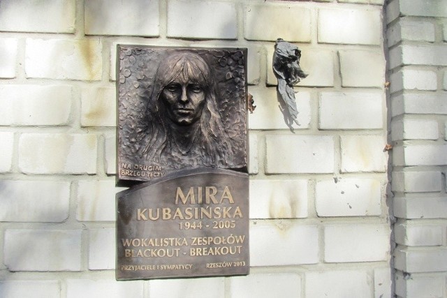 Zapal świeczkę Mirze KubasińskiejDokładnie w 8. rocznicę śmierci wokalistki rzeszowskich zespołów Bleakout i Breakout, na Starym Cmentarzu odsłonięta została tablica pamięci Miry Kubasińskiej.