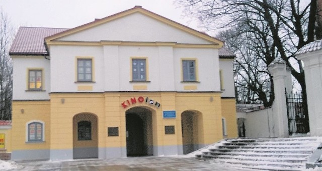Dawny szpital parafialny z 1762 r. został w 1935 r. przebudowany na kino-teatr Świat. Po wojnie uruchomiono tu kino Ton.