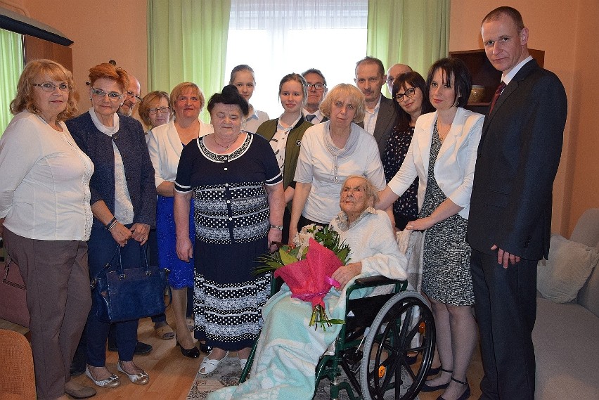 Na setne urodziny Heleny Małeckiej z Miedzierzy przybyli jej...