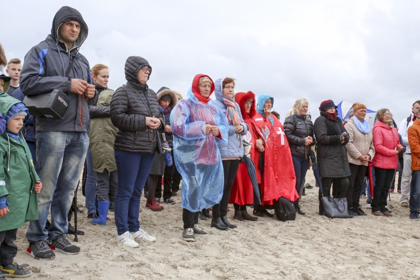 "Różaniec do granic". Modlitwa na plaży w Ustce.