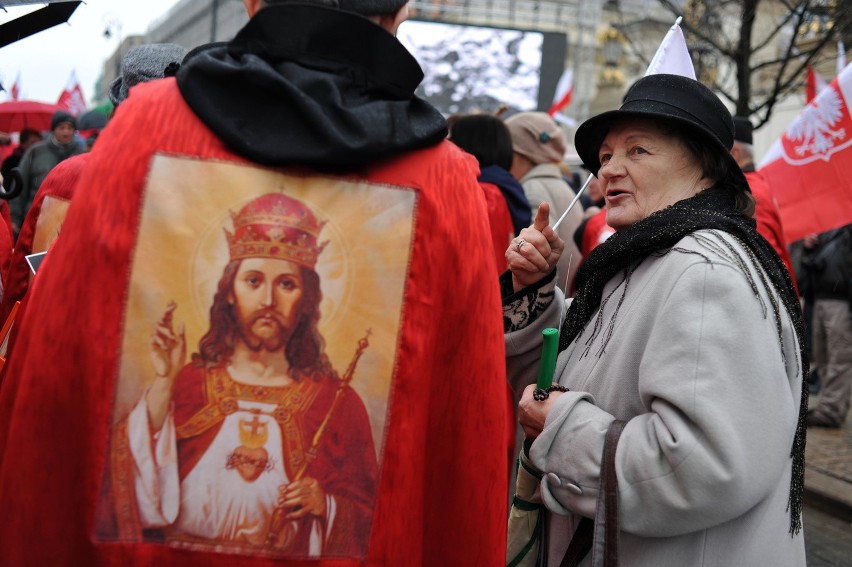 6. rocznica katastrofy smoleńskiej: Marsz pamięci na zakończenie uroczystości w Warszawie [ZDJĘCIA]