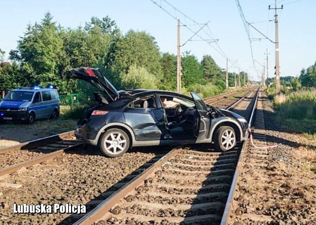 17-latek swoją nieodpowiedzialną jazdę zakończył na torach kolejowych.