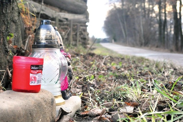 Biecz. Przy ulicy Belna Dolna, gdzie rozegrał się dramat, mieszkańcy palą znicze. 