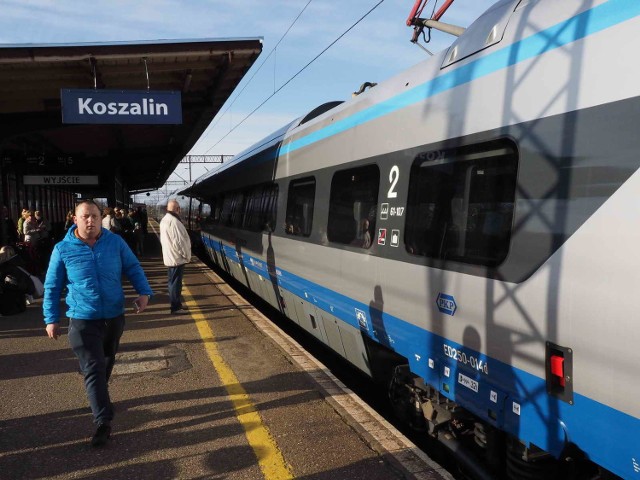 W sobotę nowoczesny pociąg Pendolino odwiedzi kilka miast w naszym regionie. Punktualnie o godzinie 7:54 skład pojawił się w Koszalinie, gdzie po kwadransie ruszył w dalszą drogę do Kołobrzegu. Tam w godzinach od 10 do 14 będzie możliwość zwiedzenia pociągu. 
