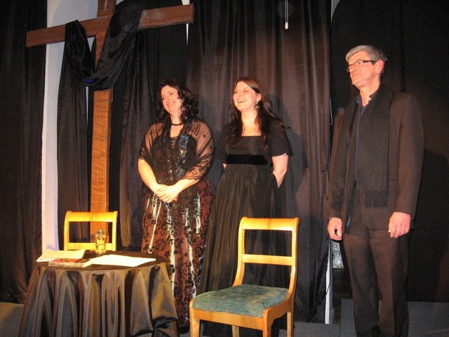 Bohaterami wieczoru byli Monika Świostek &#8211; sopran, z lewej,  Magdalena Gorczyca &#8211; fortepian i Jerzy Stępkowski, recytacja
