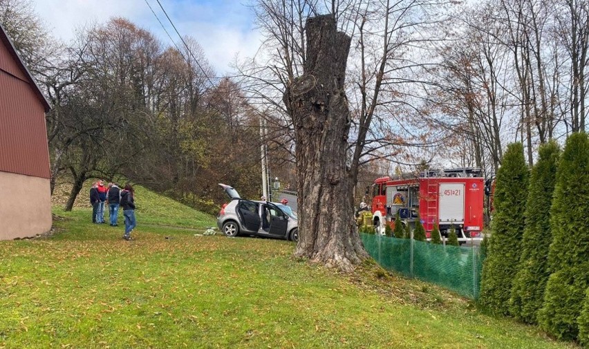Wypadek w Rupniowie. Volkswagen roztrzaskany o drzewo. Ranny kierowca zabrany do szpitala