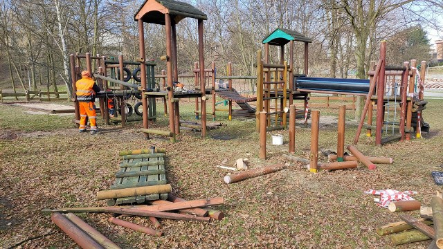 Wysłużone konstrukcje dla dzieci w Parku Grabek są właśnie usuwane. Wkrótce pojawi się tu nowoczesny plac zabaw Zobacz kolejne zdjęcia/plansze. Przesuwaj zdjęcia w prawo - naciśnij strzałkę lub przycisk NASTĘPNE