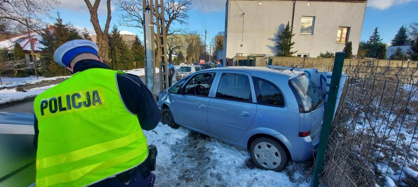 75-letni kierowca opla trafił do szpitala w wyniku wypadku,...