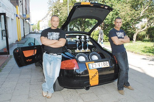 Paweł Stankiewicz (z lewej), Tomasz Robak i najgłośniejsze audi w Polsce.