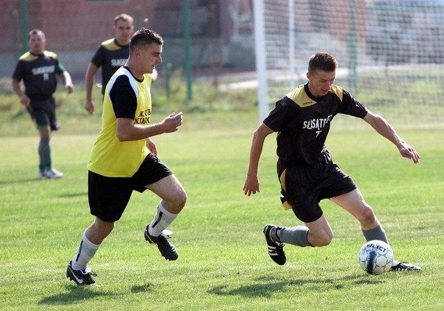 W meczu grupy 6 klasy A pilkarze Sokola Sokolniki (ciemne stroje) pokonali Koniczynke Ocice Tarnobrzeg 2:1 (1:0).