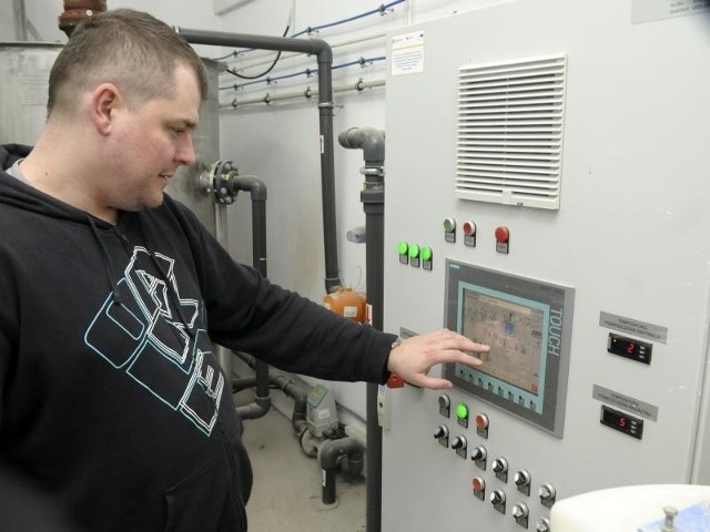 Krzysztof Dyrda, kierownik jednego z wydziałów firmy Metalko, w budynku obróbki ścieków.