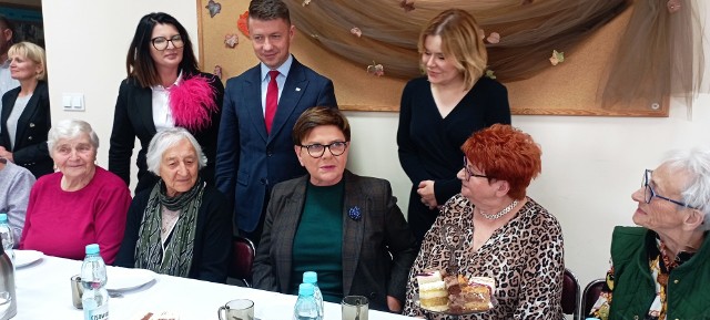 Beata Szydło, Anna Krupka, Bartłomiej Dorywalski i Kinga Bierońska w Dziennym Domu Senior+ w Jędrzejowie. Były ciekawe rozmowy w rodzinnej atmosferze. Zobaczcie więcej na kolejnych slajdach