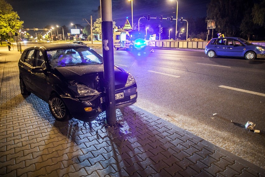 Pijany kierowca skończył jazdę na latarni przy Włókniarzy