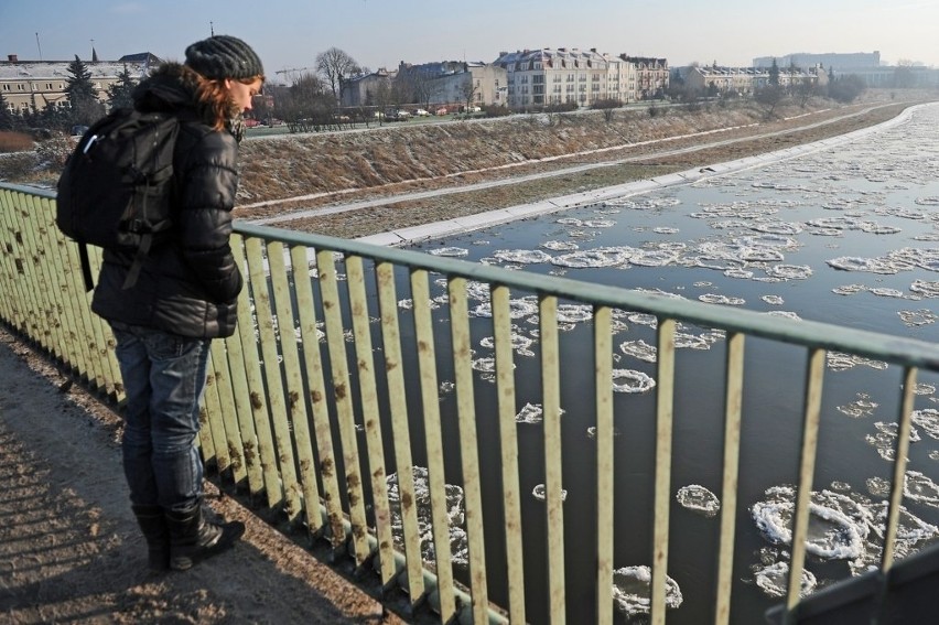 Mrozy w Poznaniu: Rzeka Warta zamarza