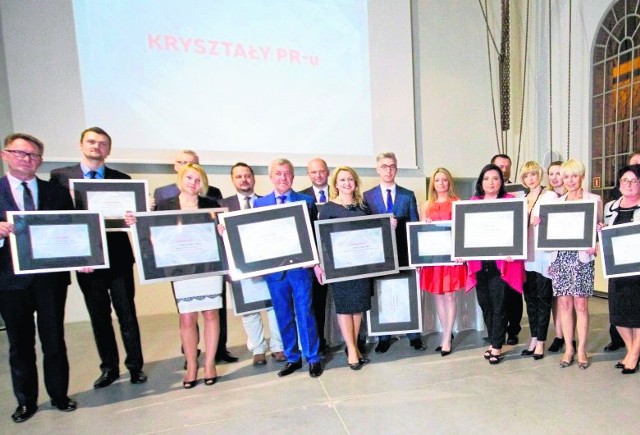 Nagrodzeni w konkursie "Kryształowe PR", wśród nich przedstawiciel Urzędu Miasta i Gminy Nisko.