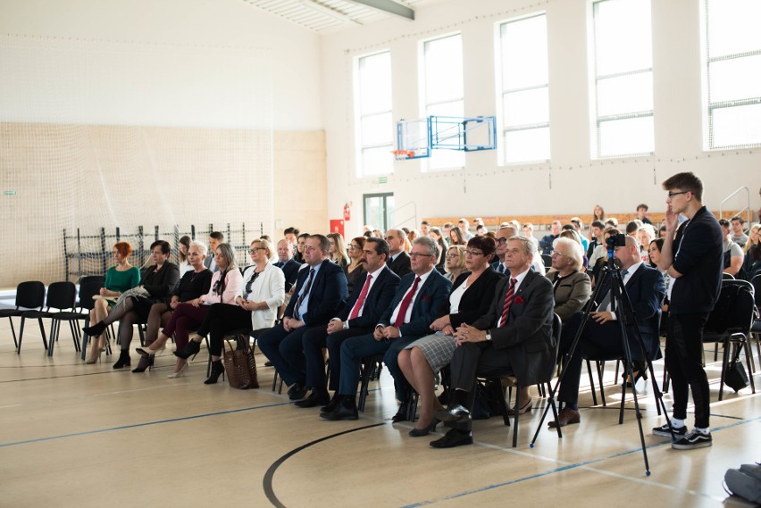 Dzień Edukacji Narodowej w powiecie ostrowskim. Nagrody i otwarcie boiska [ZDJĘCIA, WIDEO]