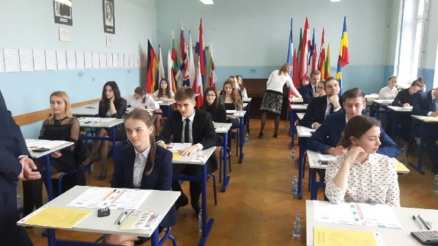 Maturzyści w I Liceum Ogólnokształcącym imienia Mikołaja Reja w Jędrzejowie przed rozpoczęciem egzaminu z matematyki.