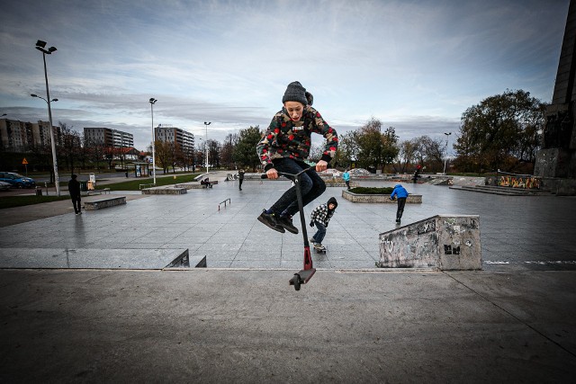 Widowiskowe triki na terenie katowickiego skateparku przy ulicy Górnośląskiej Zobacz kolejne zdjęcia/plansze. Przesuwaj zdjęcia w prawo - naciśnij strzałkę lub przycisk NASTĘPNE