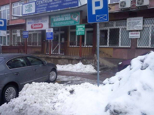 Hałda na miejscu parkingowym. W to miejsce zgarniany jest śnieg.