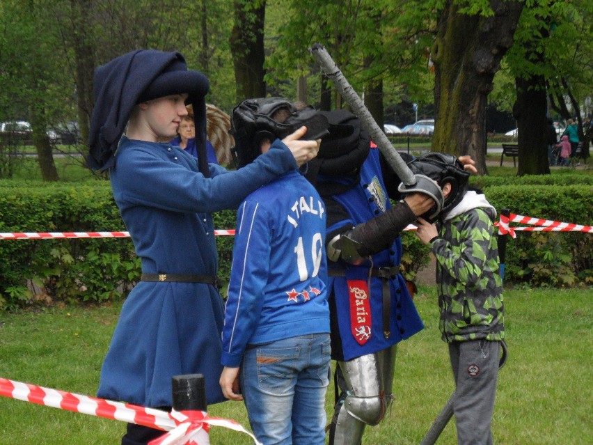 Rodzinne spotkanie z historią w obozie rycerskim oraz bieg...